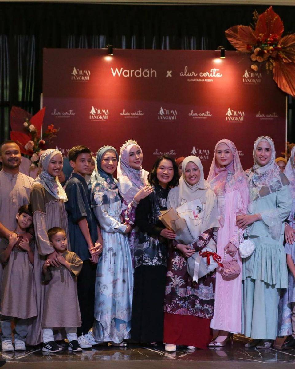 Hesti Purwadinata dan Regas Borne Putra menjadi model fashion show brand Natasha Rizky  (instagram.com/hestipurwadinata)