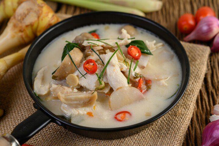 ilustrasi bubur kuah opor (freepik.com/jcomp)
