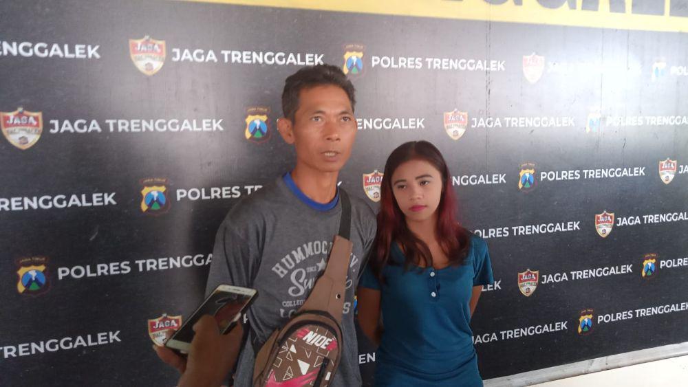 Mukono dan istrinya saat berada di Polres Trenggalek. IDN Times/ istimewa