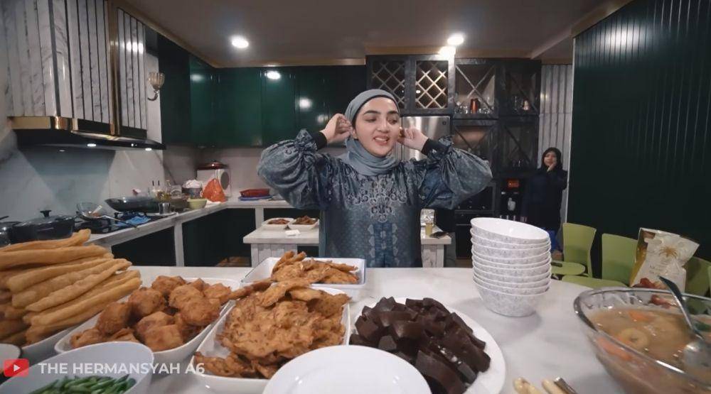 Millen buka puasa di rumah Ashanty (YouTube.com/The Hermansyah A6)