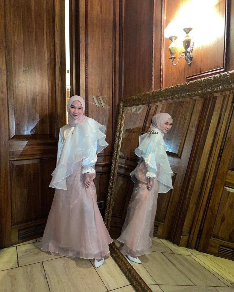 padu padan outfit warna putih ala Astri Ratnasari (instagram.com/nasariastri)