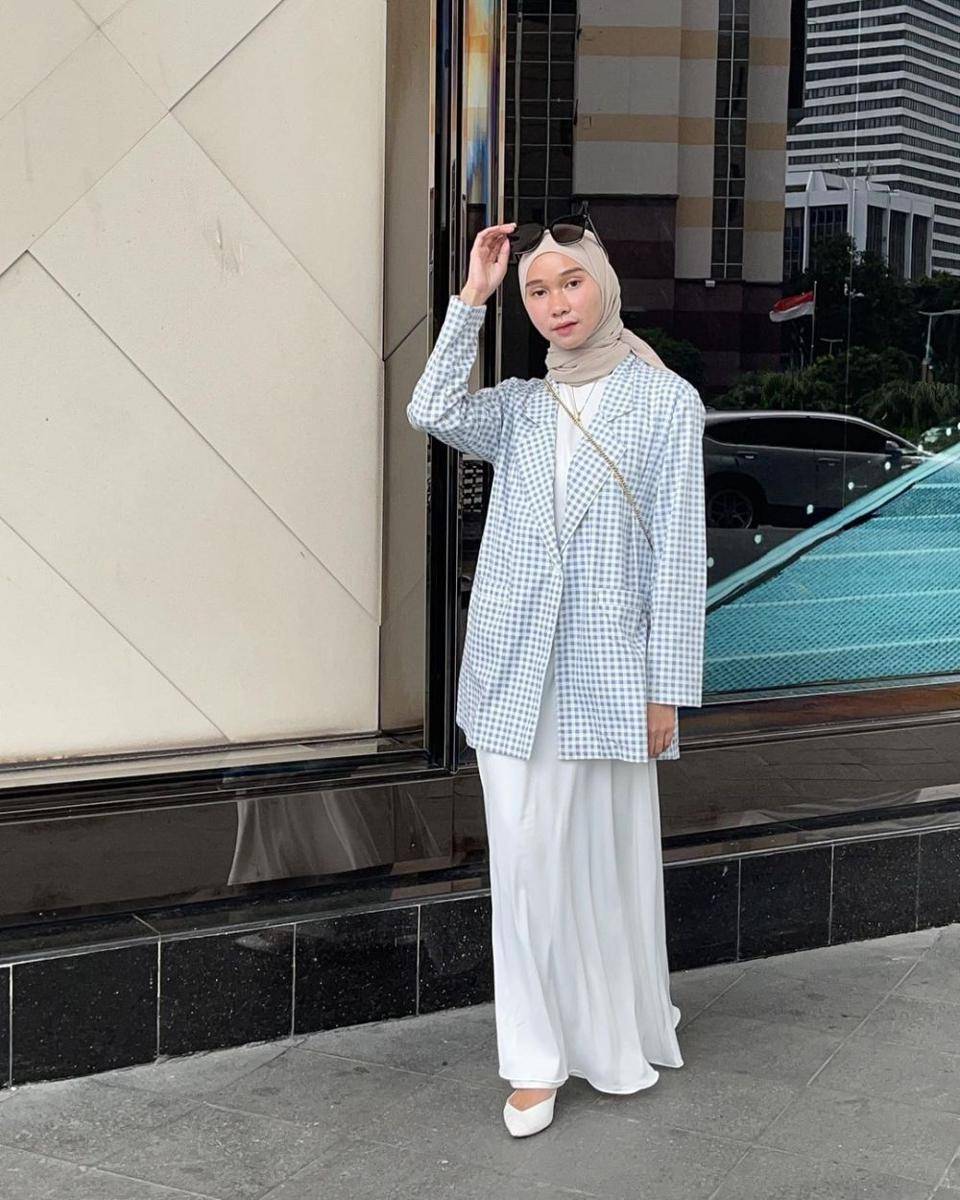 padu padan outfit warna putih ala Astri Ratnasari (instagram.com/nasariastri)
