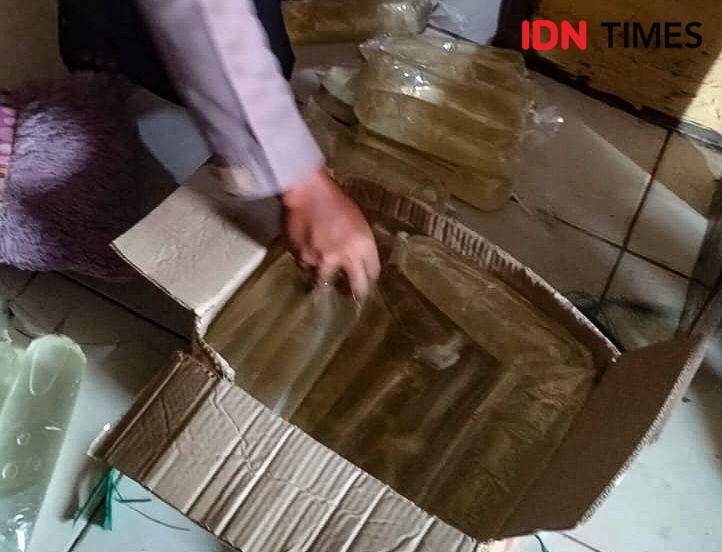 Sejumlah minuman keras jenis sopi yang disita polisi di Pelabuhan Pomako, Senin (27/3/2023). (IDN Times/Istimewa)