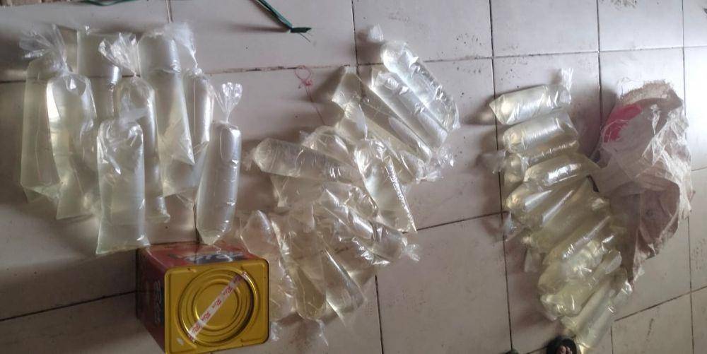 Sejumlah minuman keras jenis sopi yang disita polisi di Pelabuhan Pomako, Senin (27/3/2023). (IDN Times/Istimewa)