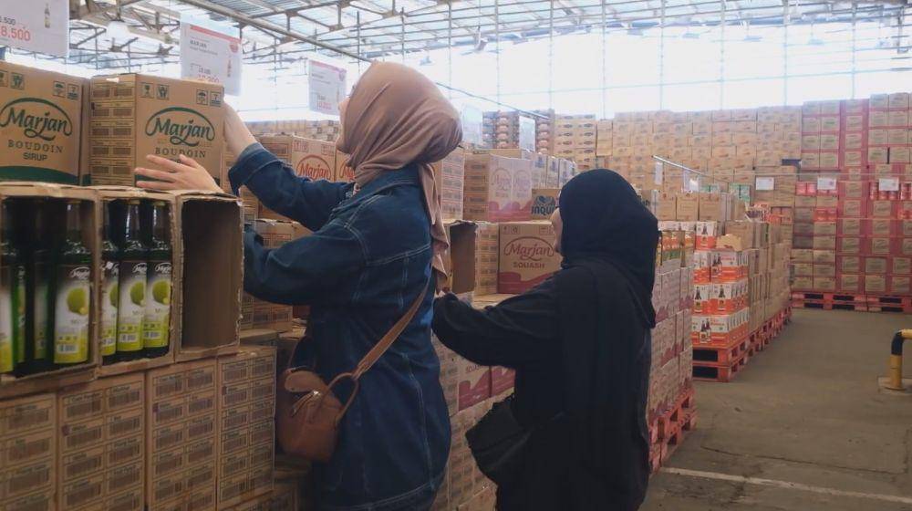 Citra Kirana bagi sembako (YouTube.com/Ciky Citra Rezky)