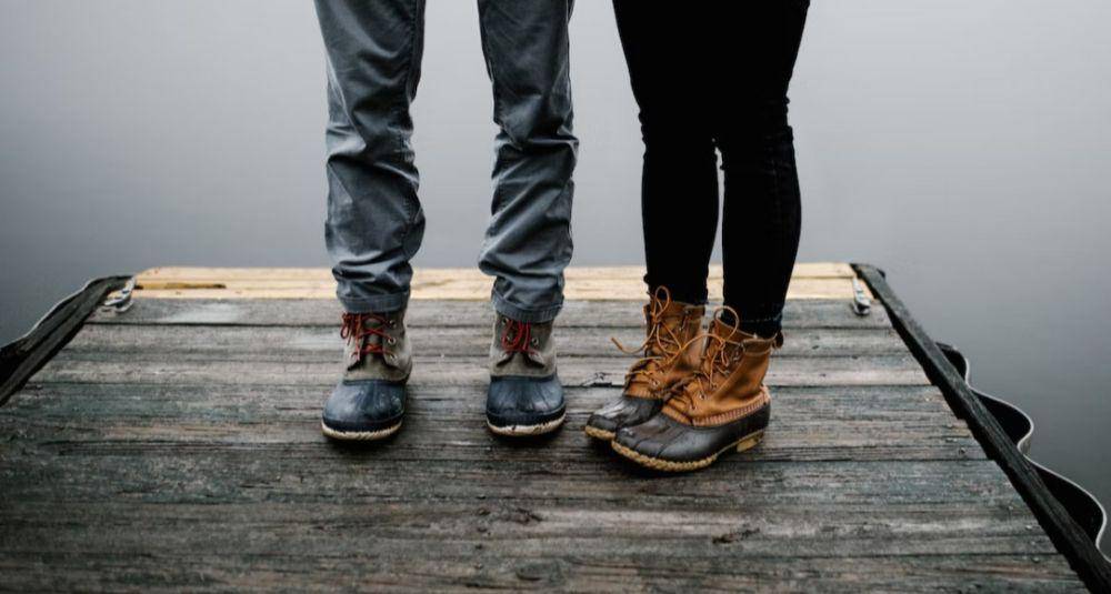 ilustrasi sepatu boots (unsplash.com/Andrew Neel)