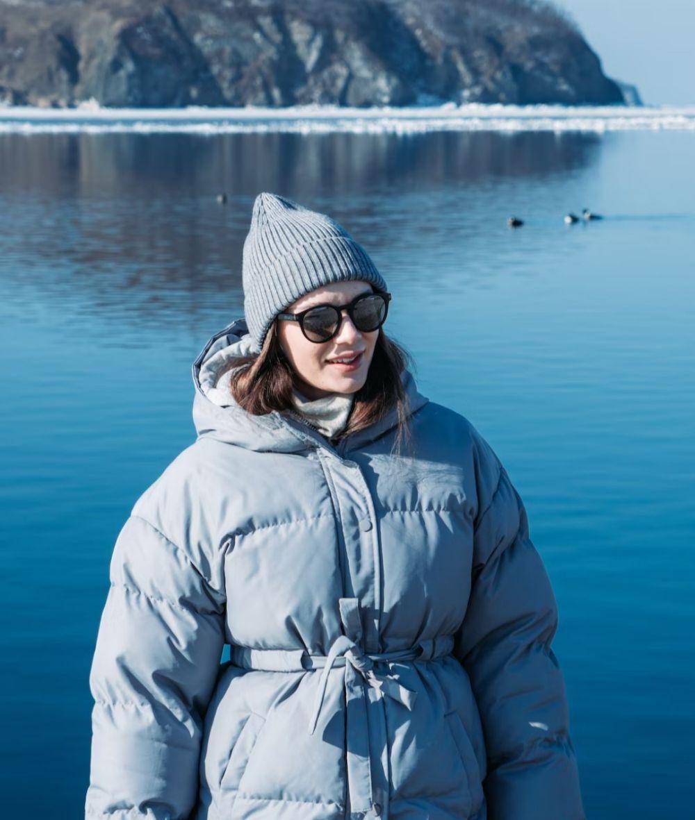 ilustrasi wanita yang memakai coat tebal (unsplash.com/Ruslan Mingazhov)