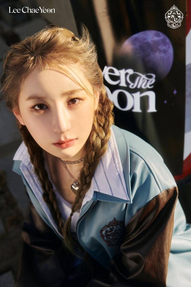 poster foto konsep Lee Chae Yeon di album comeback Over The Moon (twitter.com/official_LCY)