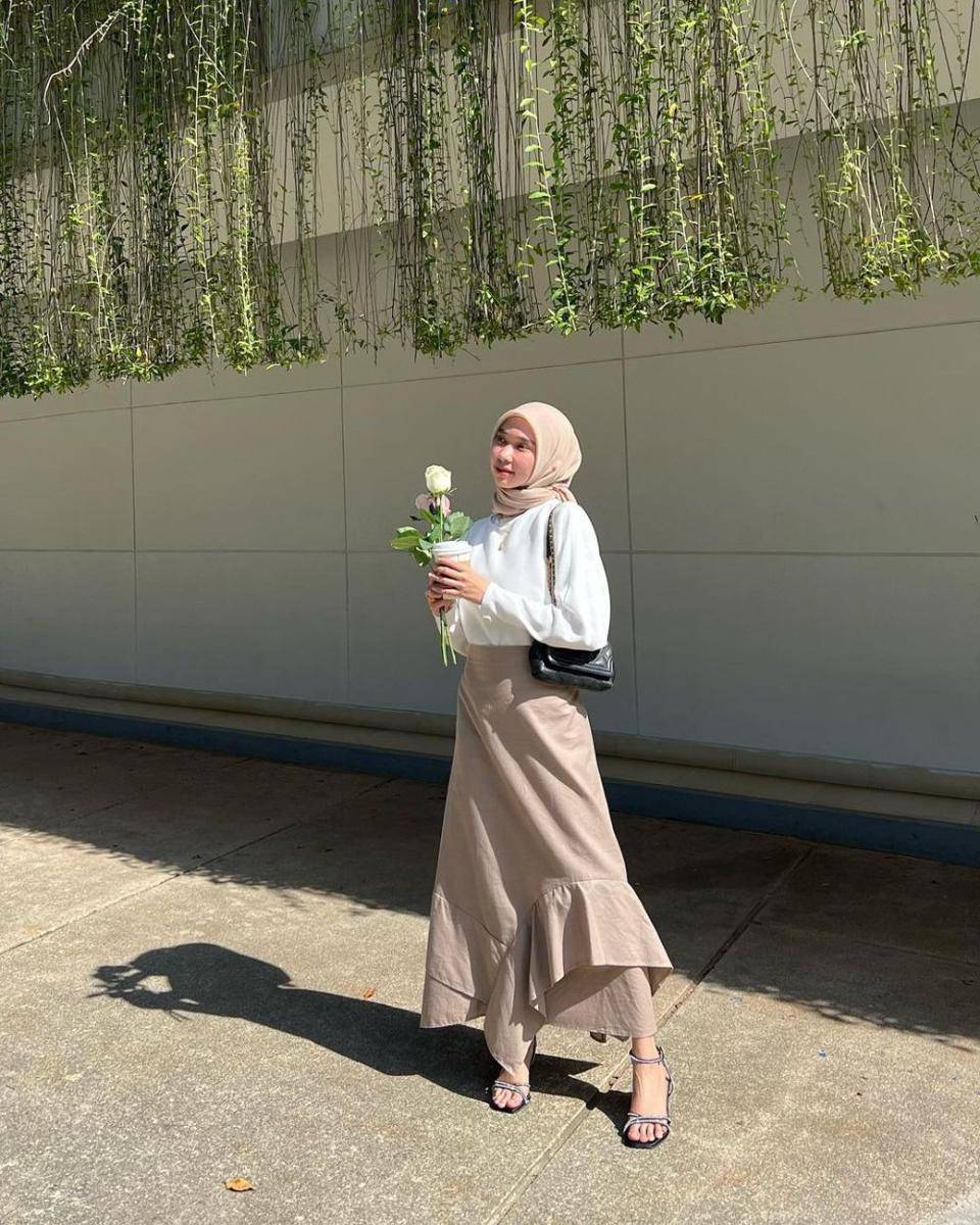 padu padan outfit warna putih ala Astri Ratnasari (instagram.com/nasariastri)