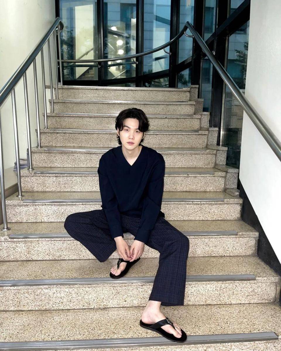 Gaya busana Suga BTS (instagram.com/agustd)