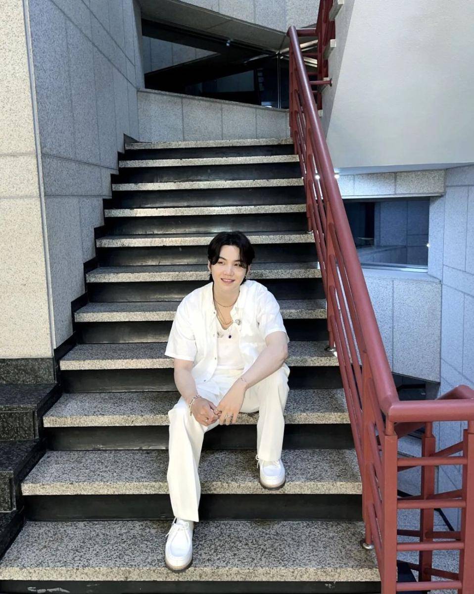 Gaya busana Suga BTS (instagram.com/agustd)