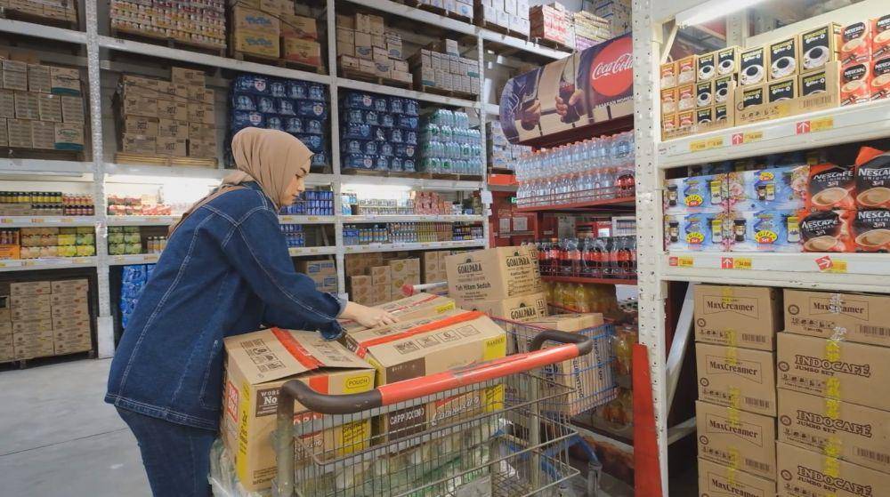 Citra Kirana bagi sembako (YouTube.com/Ciky Citra Rezky)