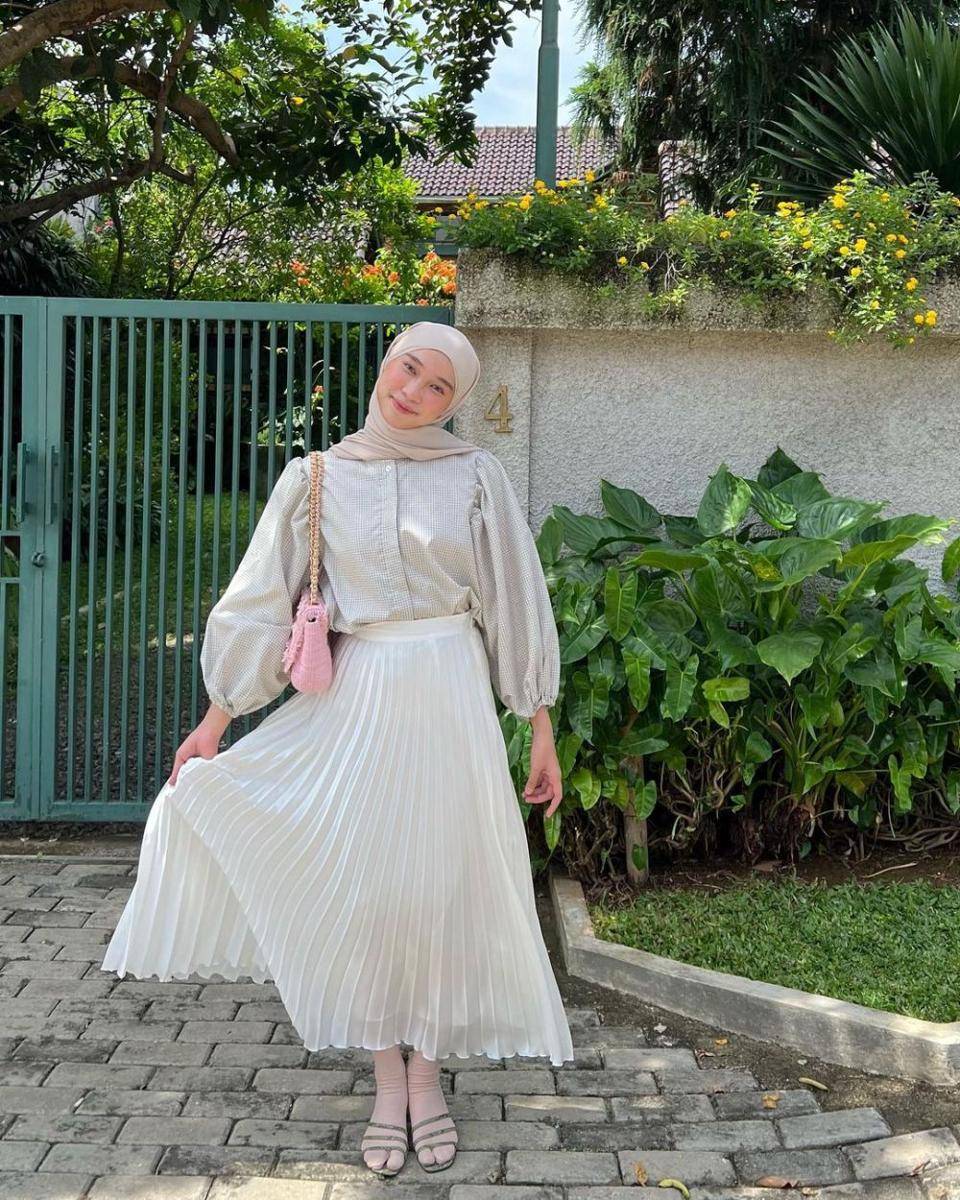 padu padan outfit warna putih ala Astri Ratnasari (instagram.com/nasariastri)
