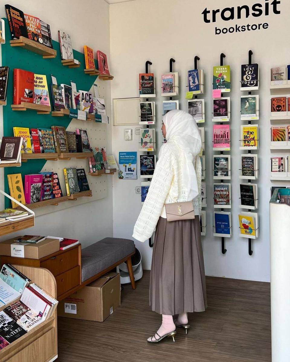 padu padan outfit warna putih ala Astri Ratnasari (instagram.com/nasariastri)
