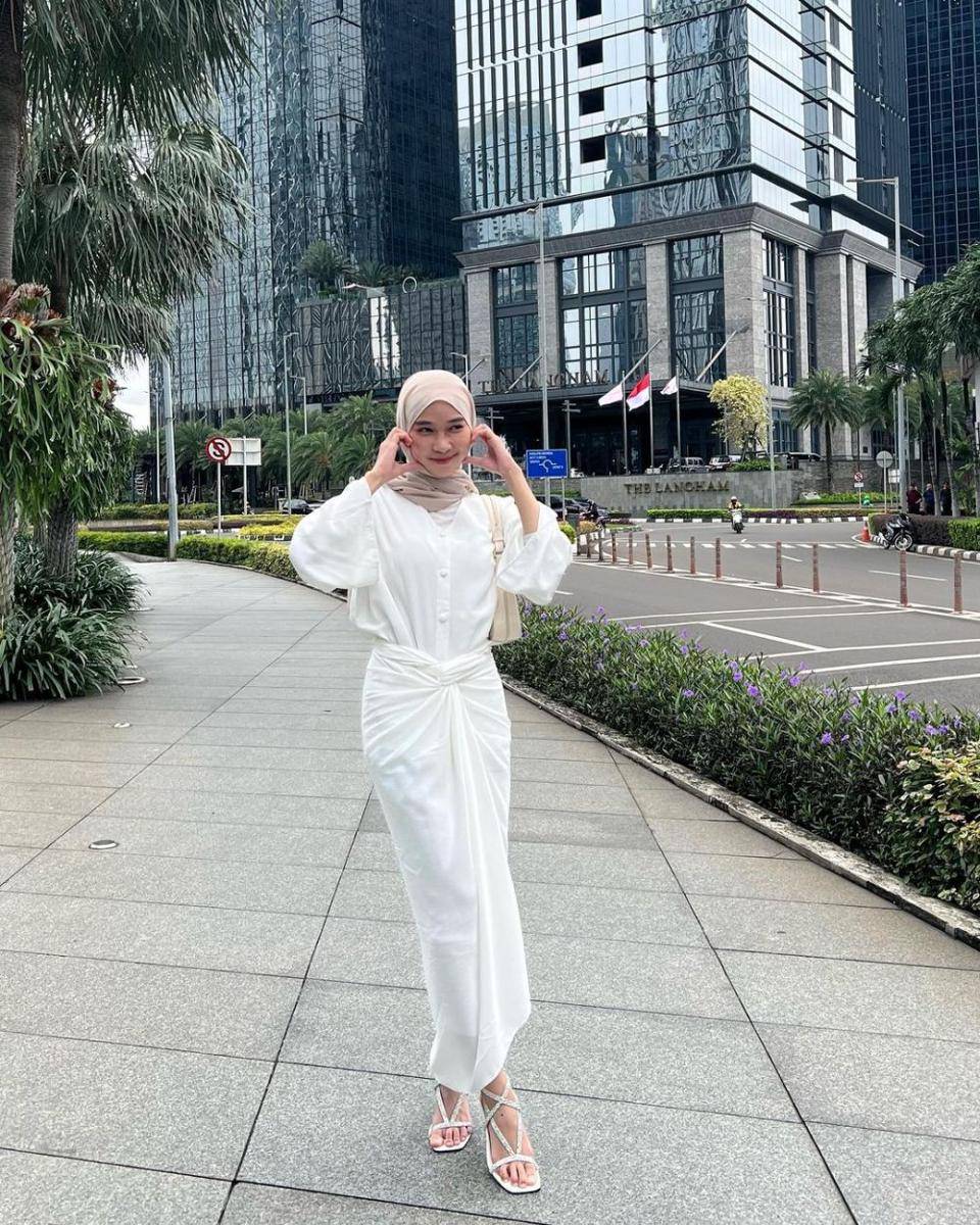 padu padan outfit warna putih ala Astri Ratnasari (instagram.com/nasariastri)