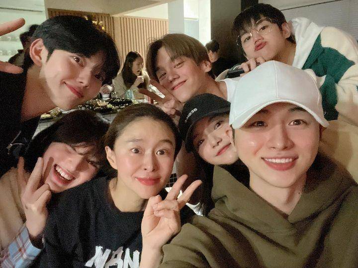 Para cast di lokasi syuting The Heavenly Idol (instagram.com/jiwonci00)