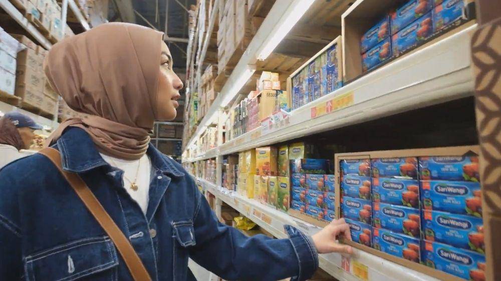 Citra Kirana bagi sembako (YouTube.com/Ciky Citra Rezky)