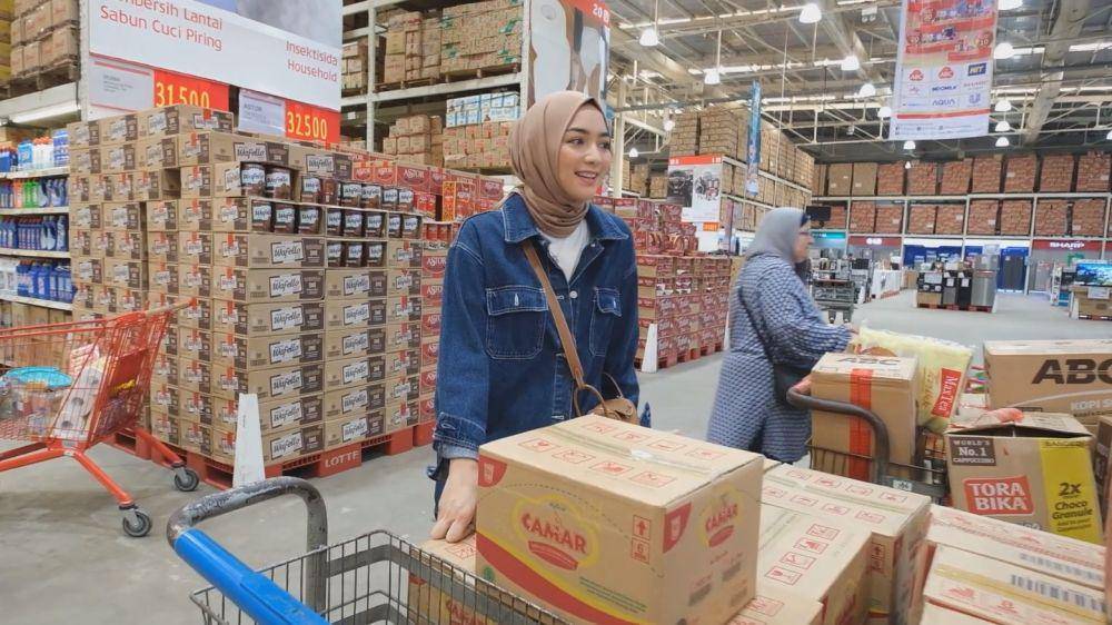 Citra Kirana bagi sembako (YouTube.com/Ciky Citra Rezky)