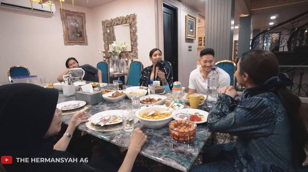 Millen buka puasa di rumah Ashanty (YouTube.com/The Hermansyah A6)