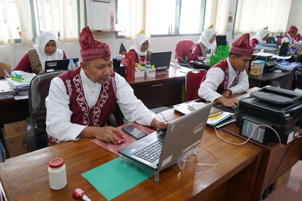 Pakaian khas Kabupaten Kediri mulai Maret 2023 ini wajib dikenakan oleh Aparatur Sipil Negara (ASN) dan Pegawai Pemerintah dengan Perjanjian Kerja (PPPK) di lingkungan Pemerintah Kabupaten Kediri. (Dok. Kediri)