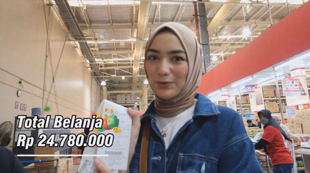 Citra Kirana bagi sembako (YouTube.com/Ciky Citra Rezky)