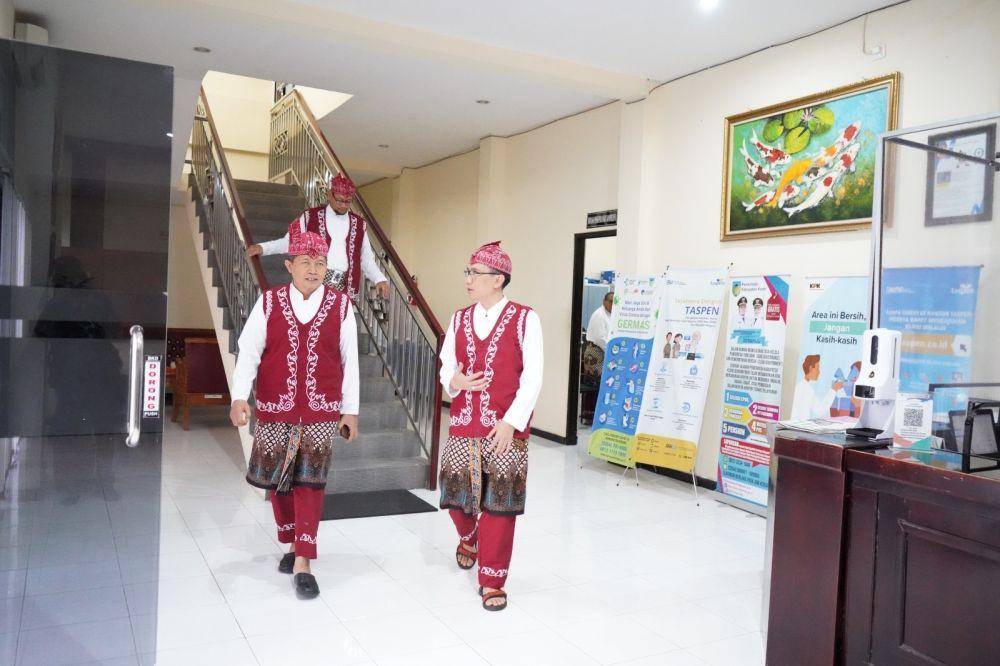 Pakaian khas Kabupaten Kediri mulai Maret 2023 ini wajib dikenakan oleh Aparatur Sipil Negara (ASN) dan Pegawai Pemerintah dengan Perjanjian Kerja (PPPK) di lingkungan Pemerintah Kabupaten Kediri. (Dok. Kediri)
