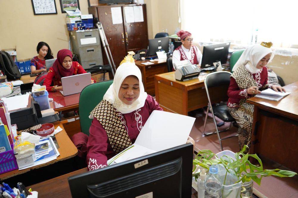 Pakaian khas Kabupaten Kediri mulai Maret 2023 ini wajib dikenakan oleh Aparatur Sipil Negara (ASN) dan Pegawai Pemerintah dengan Perjanjian Kerja (PPPK) di lingkungan Pemerintah Kabupaten Kediri. (Dok. Kediri)