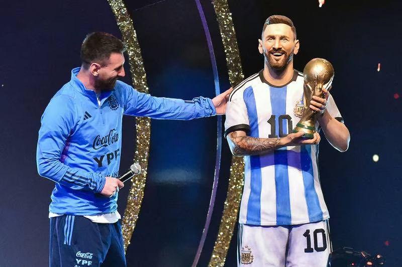 Lionel Messi dibuatkan patung oleh CONMEBAL. (thenationalnews.com)