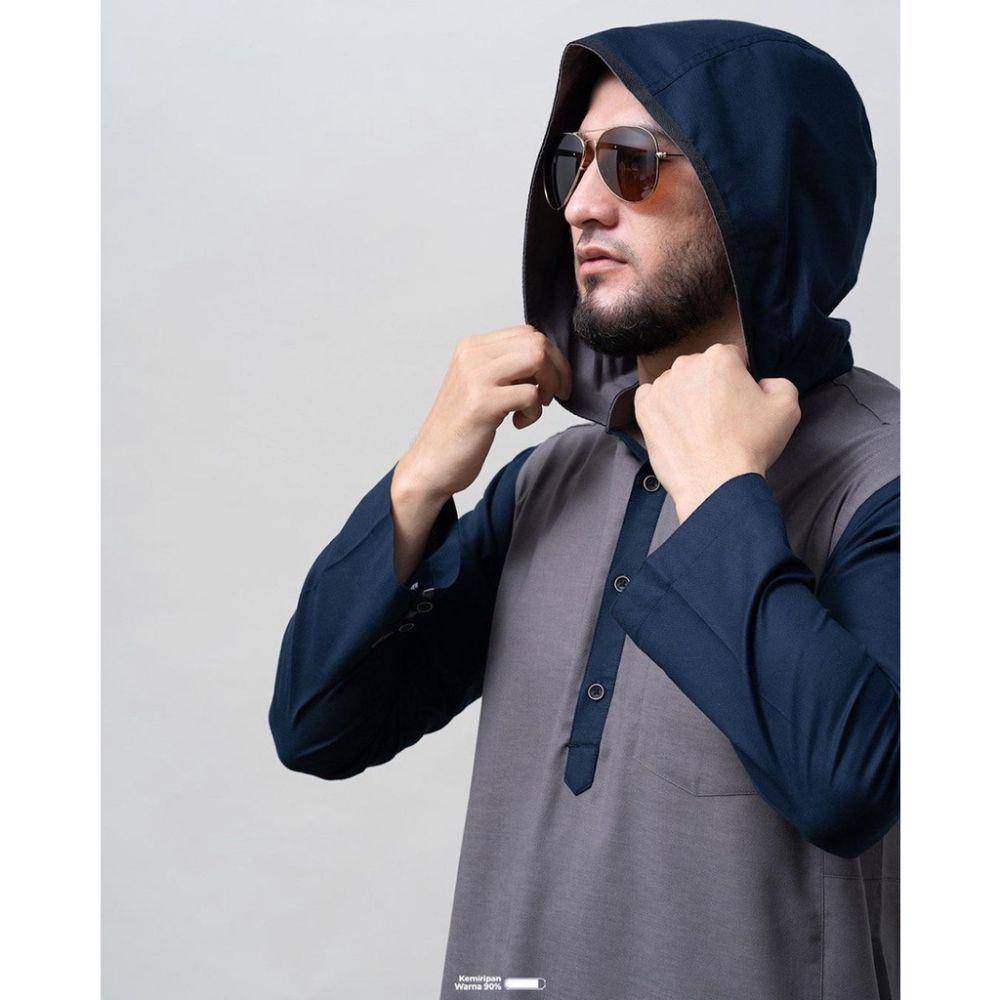 Model gamis pria modern dengan hoodie (shopee.co.id/samase.plm)