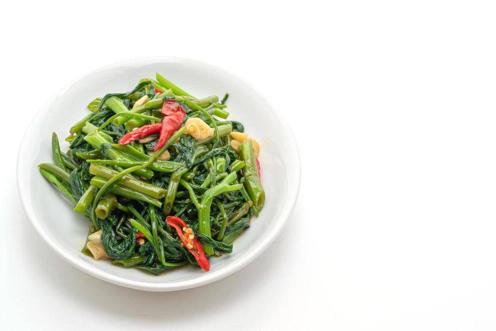 ilustrasi tumis kangkung (vecteezy.com/Natthapon Ngamnithiporn)