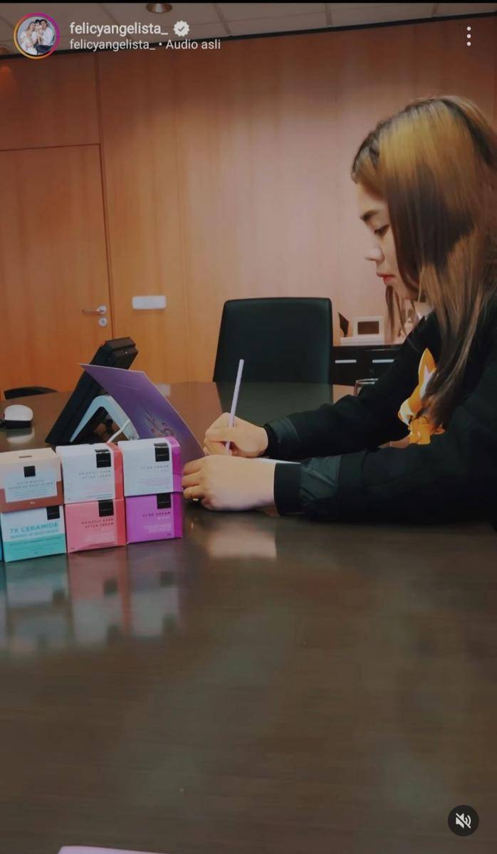 momen keluarga Feli di Barcelona (instagram.com/felicyangelista_)