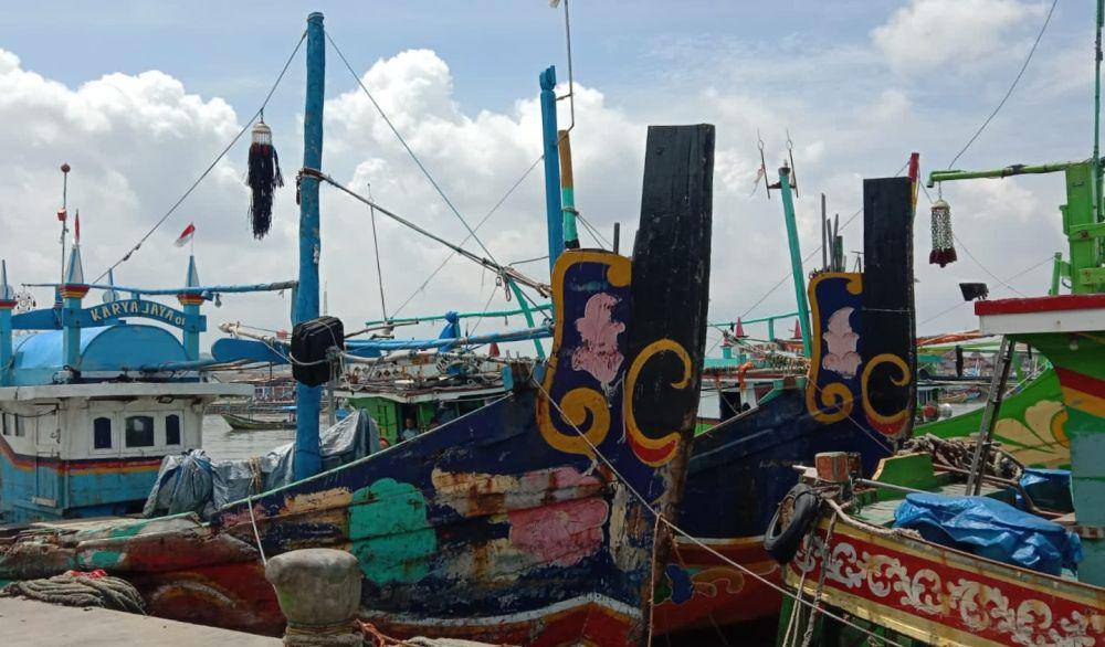 Kapal nelayan Lamongan saat bersandar di pelabuhan. IDN Times/Imron