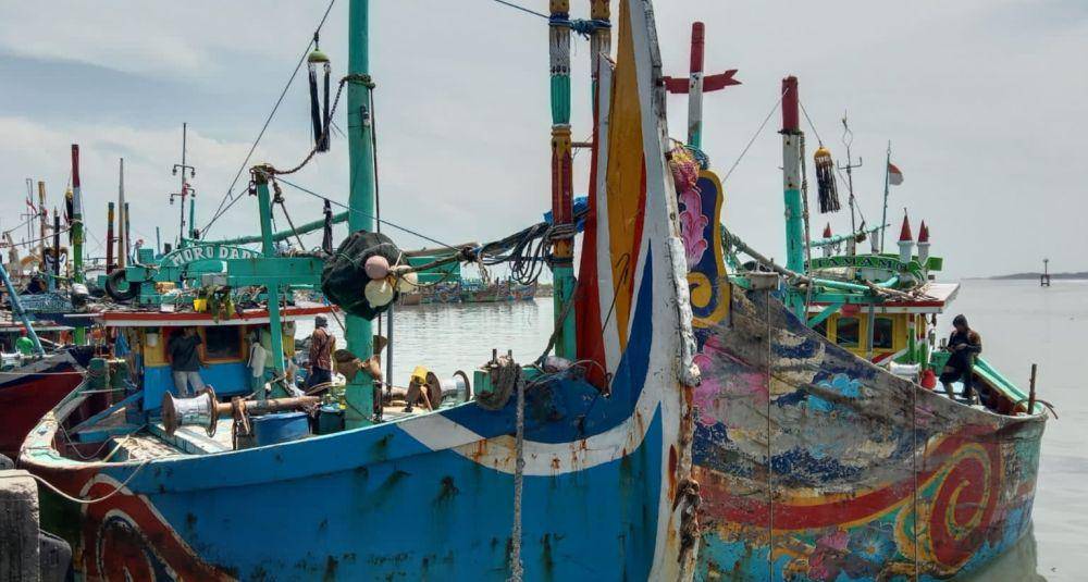 Kapal nelayan Lamongan saat bersandar di pelabuhan. IDN Times/Imron