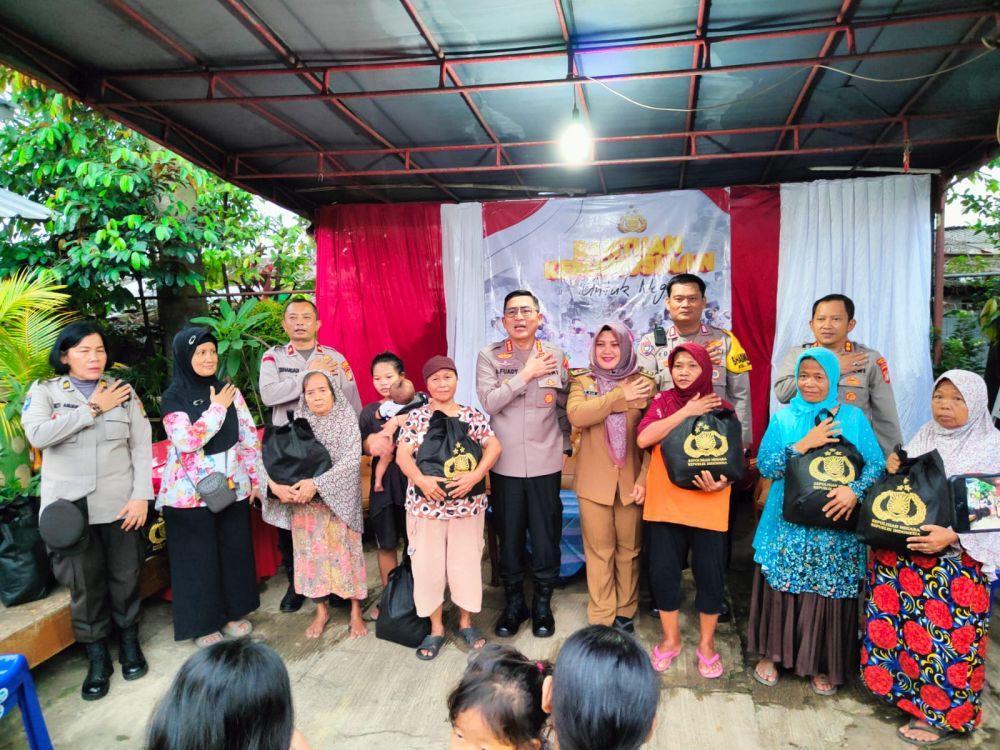 Cegah Kenaikan Harga Saat Ramadan, Polres Depok Bagikan Paket Sembako