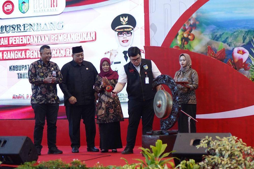 Soroti Masalah Kemiskinan, Bupati Kediri Sampaikan Hal Ini