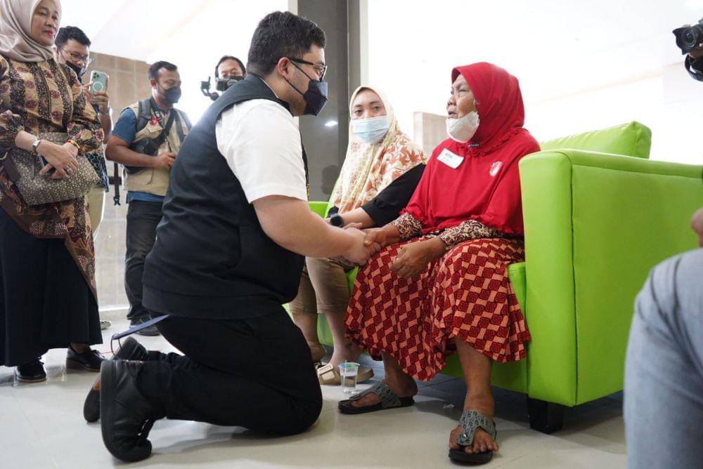 Bupati Kediri Hanindhito Himawan Pramana memberikan semangat kepada warga yang hendak menjalani operasi katarak. (Dok. Pemkab Kediri)