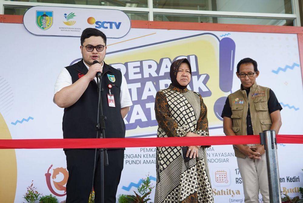 Bupati Kediri, Hanindhito Himawan Pramana, menemani Mensos Tri Rismaharini dalam kegiatan Operasi Katarak Gratis di Kabupaten (Dok. Pemkab Kediri)