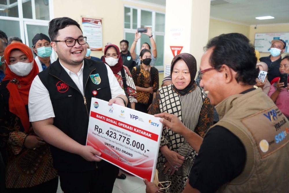 Penyerahan bantuan bakti sosial operasi katarak kepada masyarakat Kabupaten Kediri. (Dok. Pemkab Kediri)