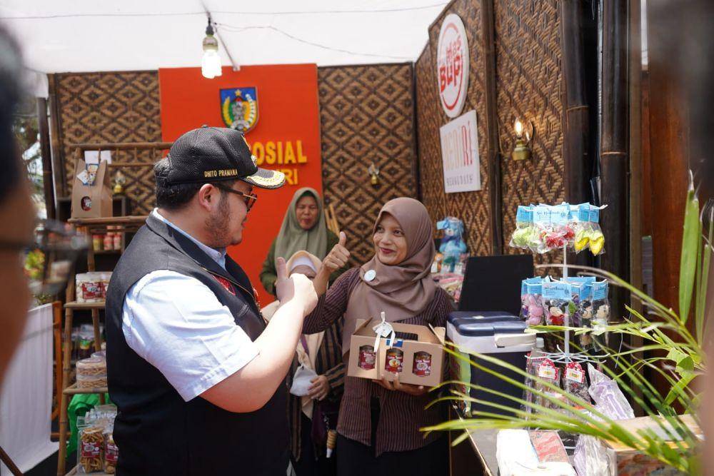 Mas Dhito bersama salah satu UMKM (Dok. Pemkab Kediri)
