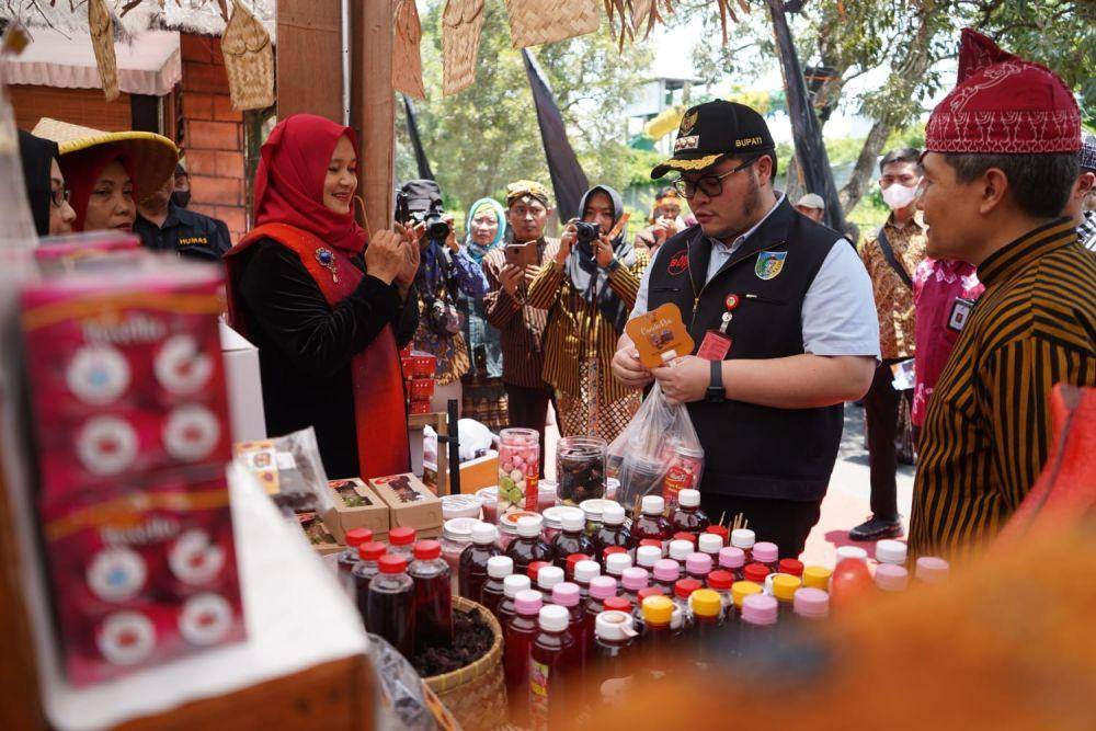Mas Dhito membeli produk-produk UMKM (Dok. Pemkab Kediri)