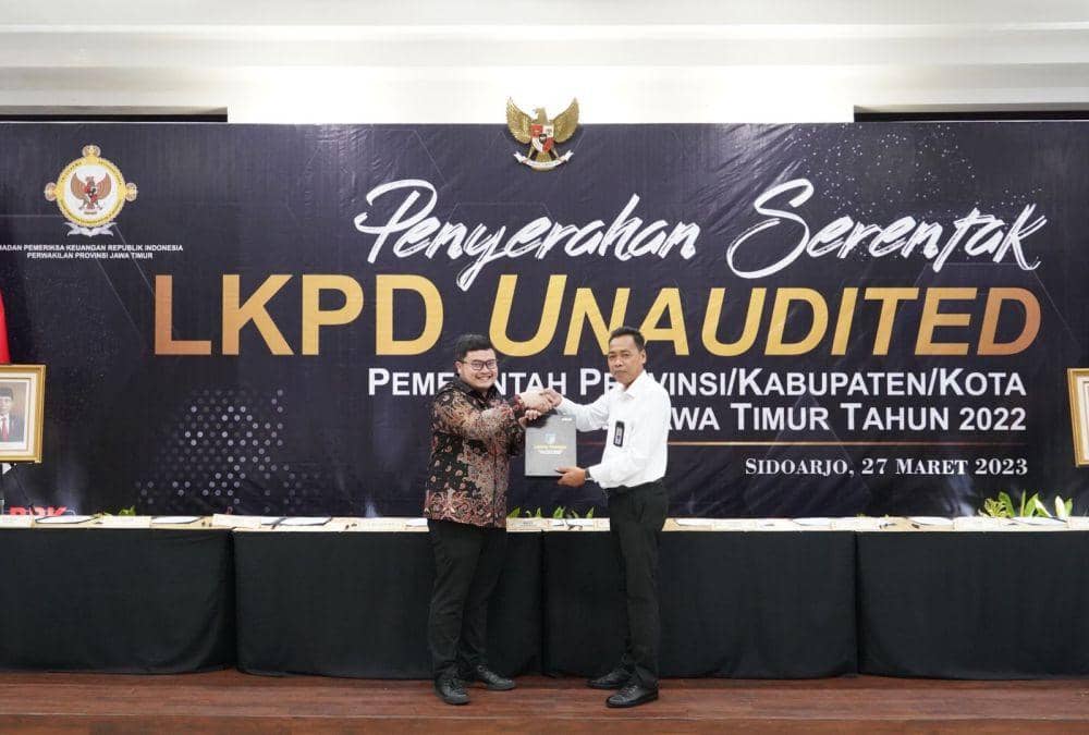Bupati Kediri Hanindhito Himawan Pramana menyerahkan Laporan Keuangan Pemerintah Daerah (LKPD) Unaudited Tahun Anggaran 2022 ke Kantor Perwakilan Badan Pemeriksa Keuangan (BPK) Jawa Timur, Senin (27/3/2023). (Dok. Humas Pemkab Kediri)