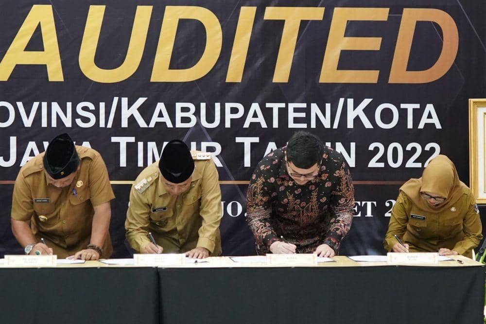 Bupati Kediri Hanindhito Himawan Pramana menyerahkan Laporan Keuangan Pemerintah Daerah (LKPD) Unaudited Tahun Anggaran 2022 ke Kantor Perwakilan Badan Pemeriksa Keuangan (BPK) Jawa Timur, Senin (27/3/2023). (Dok. Humas Pemkab Kediri)