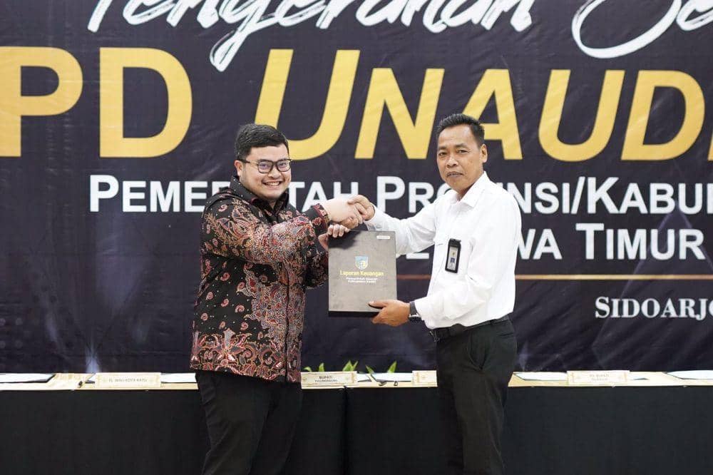 Bupati Kediri Hanindhito Himawan Pramana menyerahkan Laporan Keuangan Pemerintah Daerah (LKPD) Unaudited Tahun Anggaran 2022 ke Kantor Perwakilan Badan Pemeriksa Keuangan (BPK) Jawa Timur, Senin (27/3/2023). (Dok. Humas Pemkab Kediri)