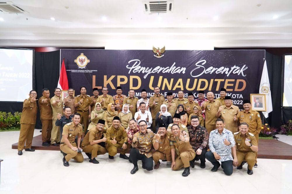 Bupati Kediri Hanindhito Himawan Pramana menyerahkan Laporan Keuangan Pemerintah Daerah (LKPD) Unaudited Tahun Anggaran 2022 ke Kantor Perwakilan Badan Pemeriksa Keuangan (BPK) Jawa Timur, Senin (27/3/2023). (Dok. Humas Pemkab Kediri)
