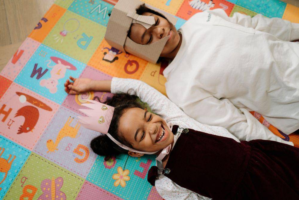 ilustrasi 2 anak sedang bermain (pexels.com/cottonbro studio/)