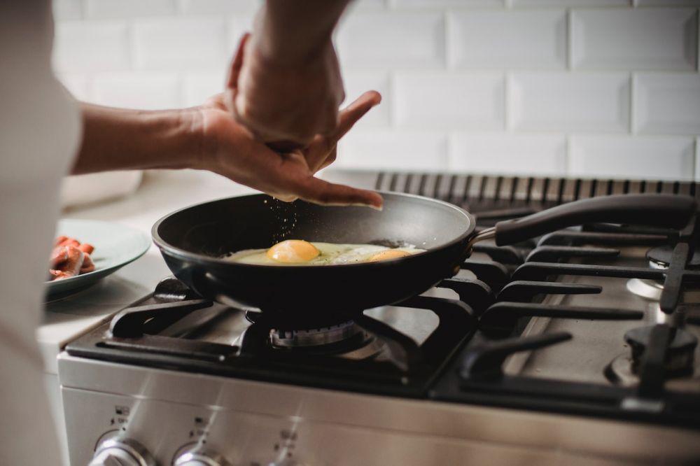ilustrasi menggoreng telur (pexels.com/Ketut Subiyanto)