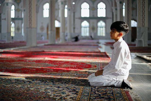 ilustrasi anak kecil di masjid (pexels.com/Mohammad Ramezani)