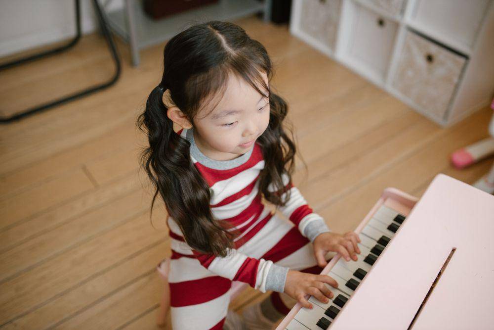 ilustrasi anak sedang bermain piano (pexels.com/RODNAE Productions)