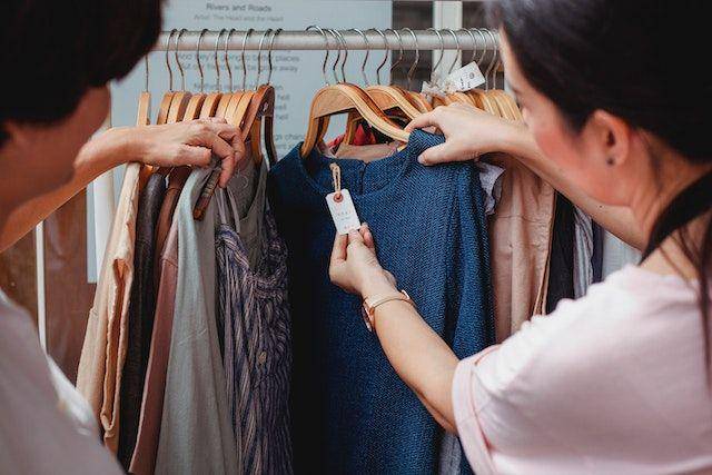 ilustrasi memilih baju (pexels.com/Sam Lion)