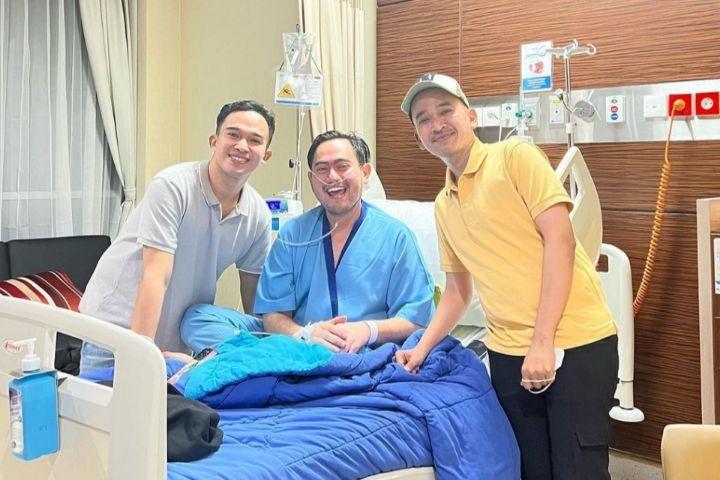 10 Potret Artis Jenguk King Nassar yang Lagi Dirawat di Rumah Sakit